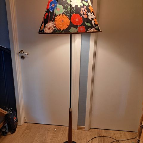 Stålampe m/ teak og skjerm