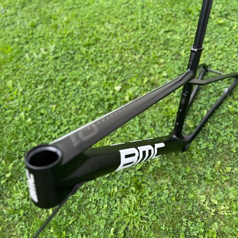 BMC Twostroke karbonramme i medium.