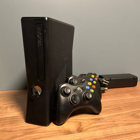 Xbox 360 Slim med 2 kontrollere og 15 spill