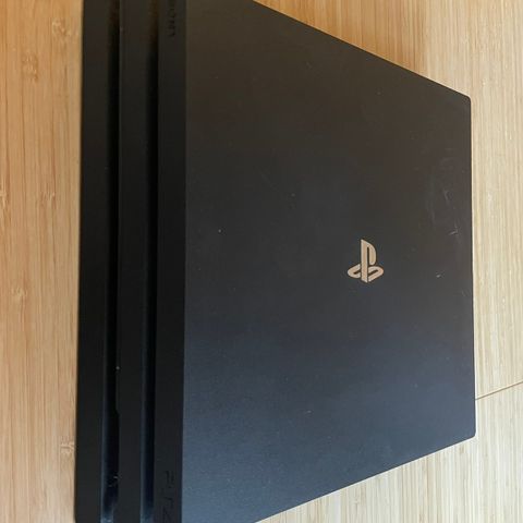 PS4 Pro med diverse tilbehør selges