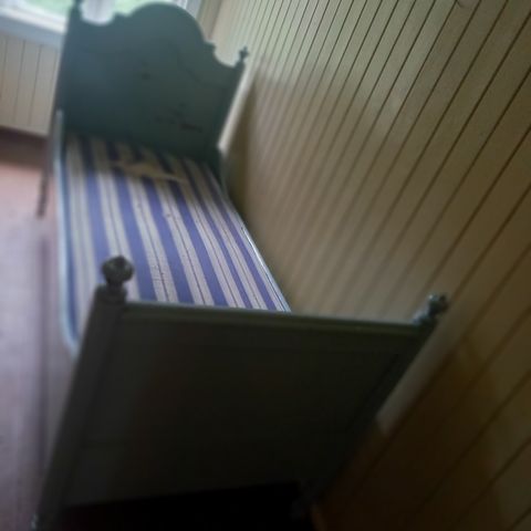 2 gamle senger m 1 bord ,Selges 1000 kr senga og bord 500