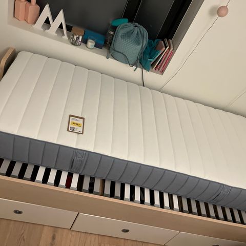 Valevåg 80x200 ny madrass - IKEA ny