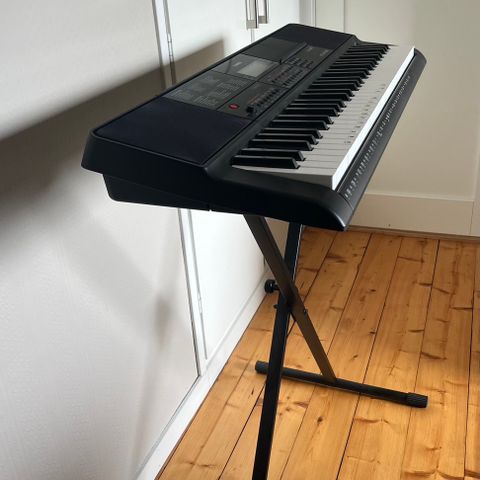 Casio CT-X700 (m/stativ og krakk)