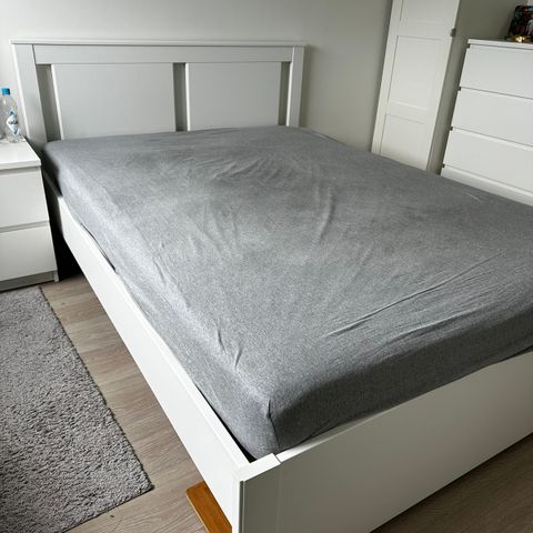 Songesand IKEA seng (140*200) + ribbebunn + madrass (IKEA vadsø)