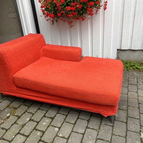 Usedvanlig bred, moderne chaiselong sofa.