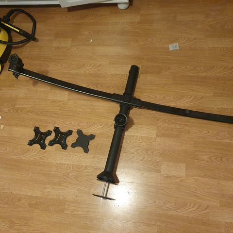 Solid Trippel-Monitor Arm for 3 PC skjermer