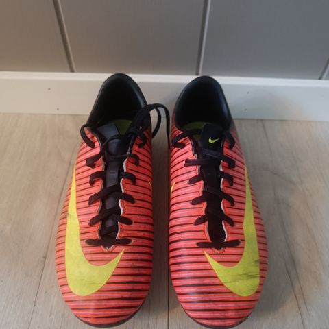 Nike fotballsko str.35,5