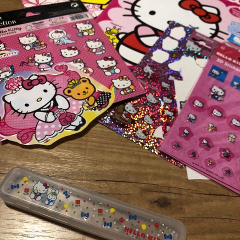 Hello Kitty etui til tannkost fra 80-tallet+Hello Kitty aktivitetsbøker