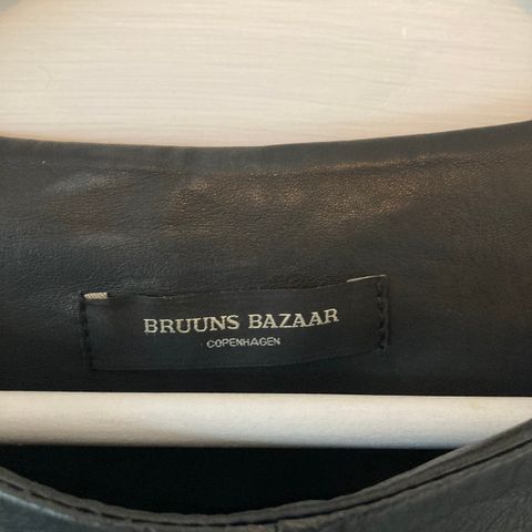 Kjole i skinn fra Bruuns Bazaar Copenhagen