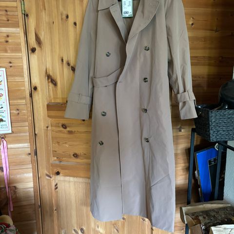 Ny trenchcoat selges