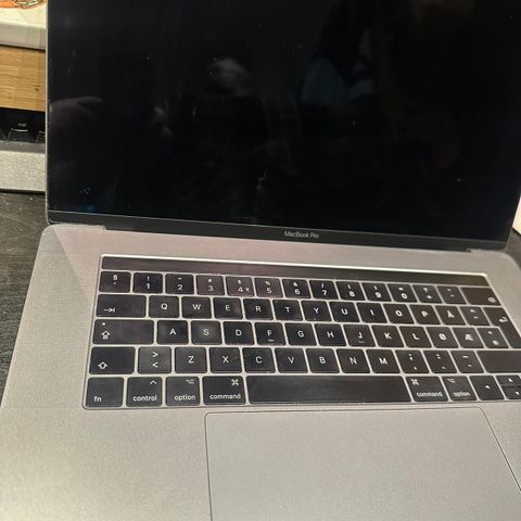 MacBook pro med touchbar og i7