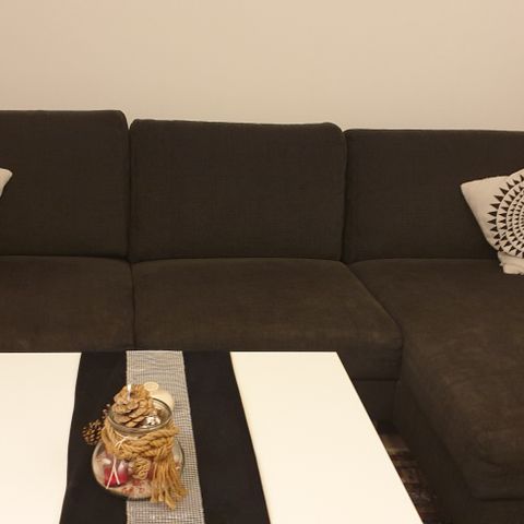 Sofa med sjeslong fra bohus og sofabord fra ikea