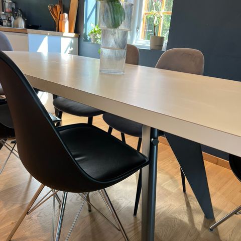 Vitra spisebord EM table