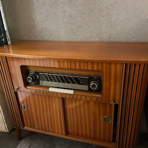 Teak radioskap