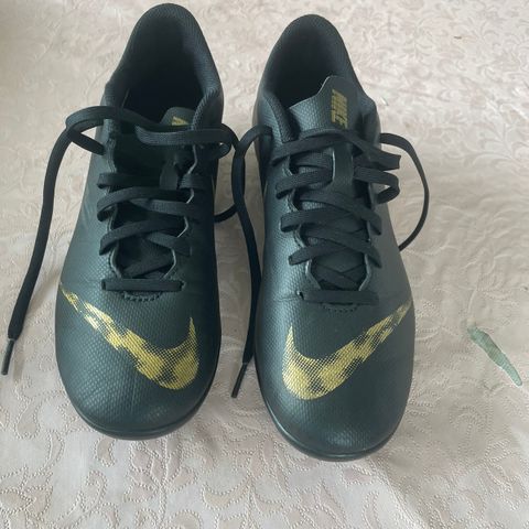 Nike fotballsko    38,5