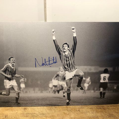 Manchester United - Norman Whiteside signert A4-fotografi med COA