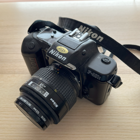 Analogt Nikon F-401s kamera med objektiver og blitz til salgs