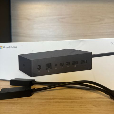 Microsoft Surface Dock model 1661