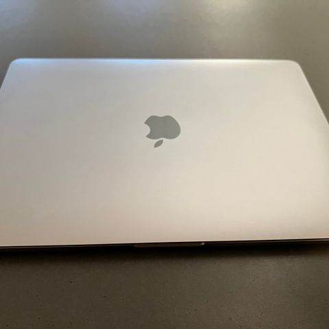 Strøken MacBook Pro late 2020 M1