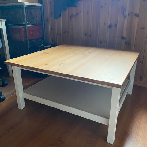 Kvadratisk Ikea Hemnes sofabord selges