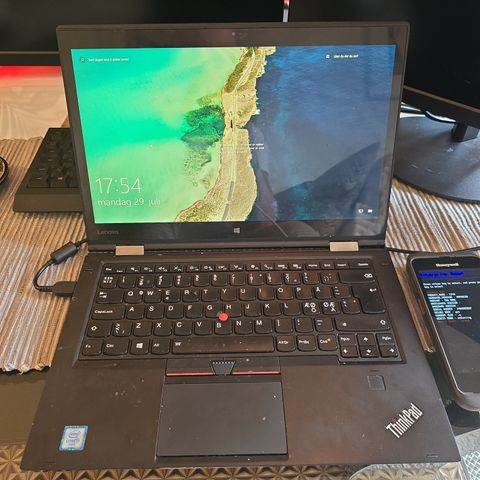 Strøken thinkpad med lader