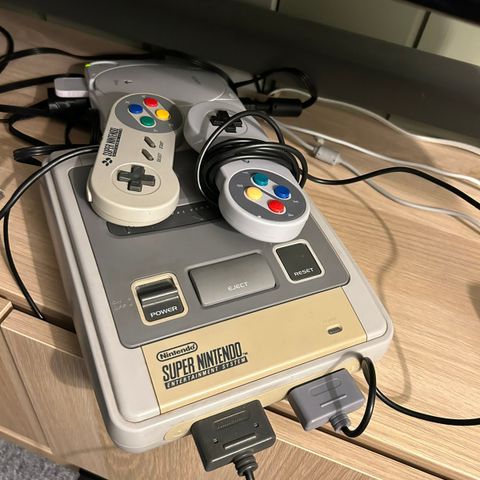 Snes med de beste spillene og to håndkontroller selges