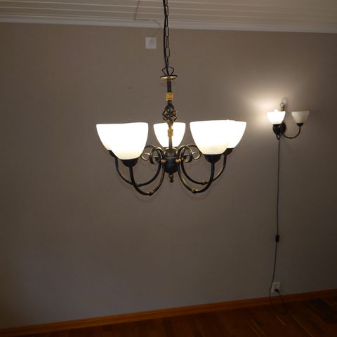 Tak lampe og vegg lampe