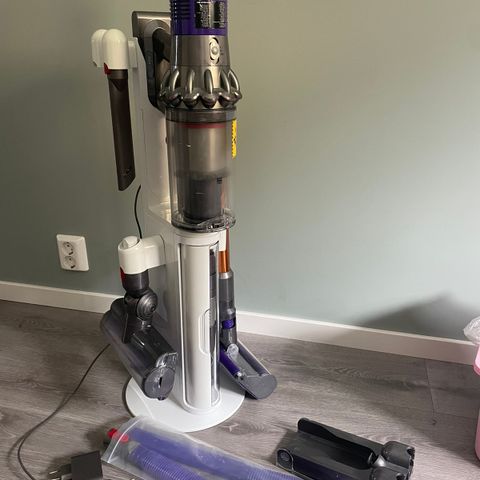 dyson v10 absolute+masse utstyr+lading stasjon