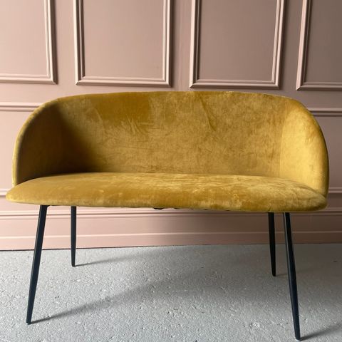 Gul sofa, søstrene grene