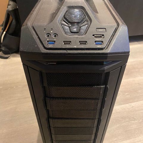 Stasjonær PC med Geforce GTX 1080 og i7-6700 3.40Hz CPU + 2 skjermer selges