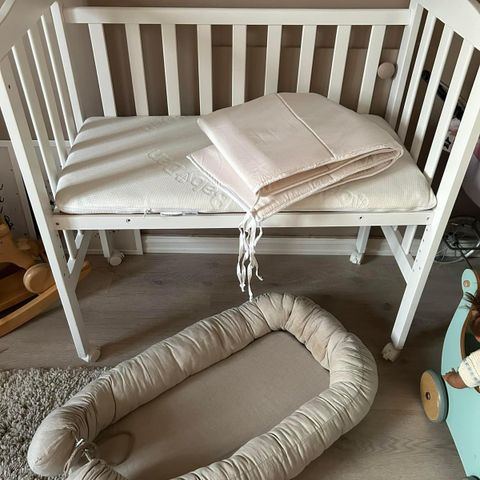 Bedside crib og babynest i lin