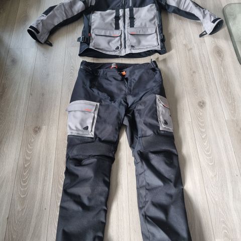 KTM dress, regndress og hjelm