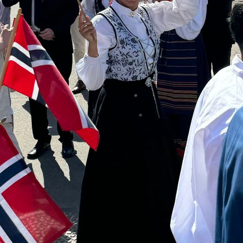 Festdrakt med skjorte, lenke, belte, veske og cape