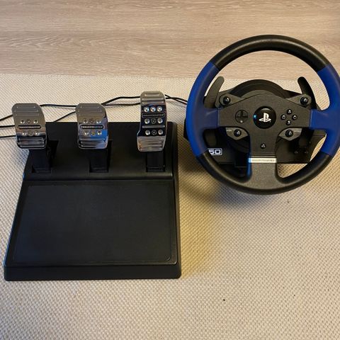 Thrustmaster T150 og T3PM ratt/pedaler