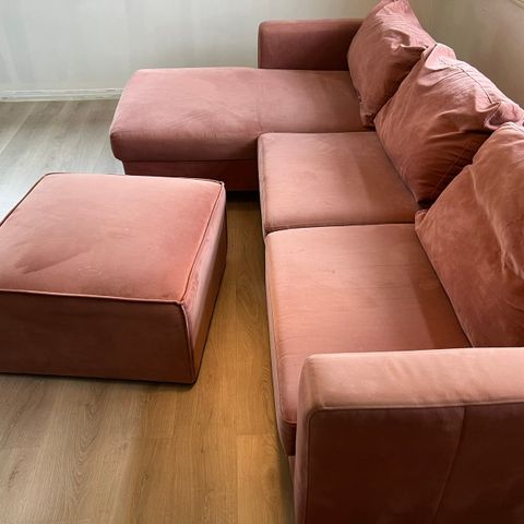 Rosa sofa selges med puff