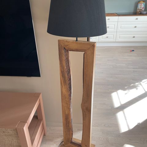 Gulvlampe 145 cm høy