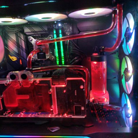 Gaming streaming PC custombygget med vannkjøling hard tubing. Nypris ca. 61000.-