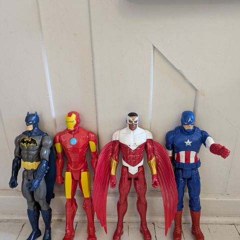 4 stk Avengers 30 cm figurer, selges