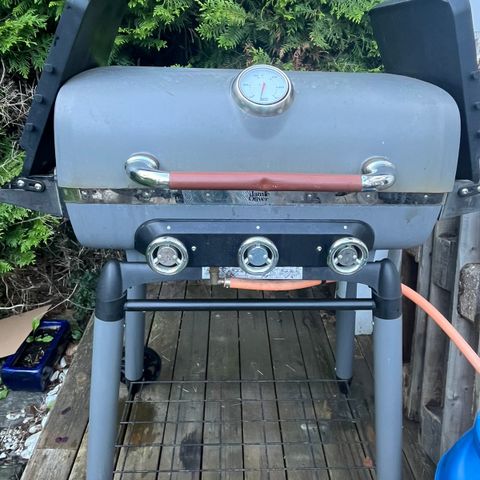 Gassgrill med løst lokk (slått av hengsler)