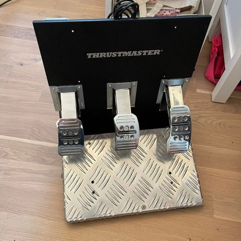 Thrustmaster T300 RS med T3PA Pro forsterket pedaler