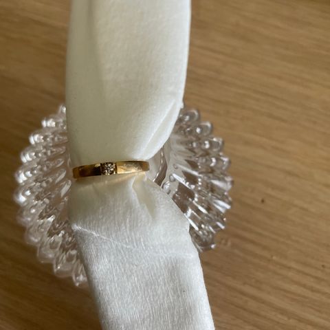 Gull ring fra kvadrat 3000kr