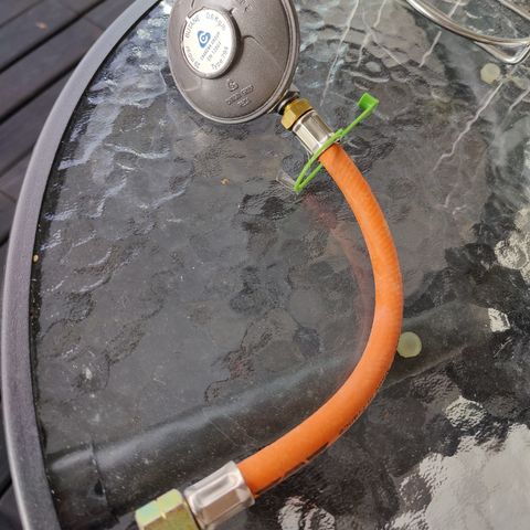 Gassregulator for å kople til små gassbokser for Weber Baby Q