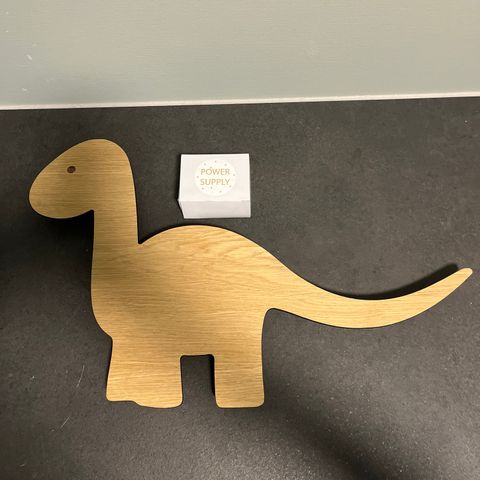 Vegglampe i eik med touchfunksjon, dinosaur