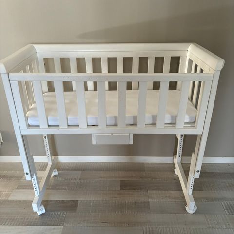 Troll bedside crib