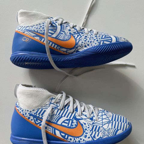 Nike CR7 fotballsko til salgs, str. 32 og 33