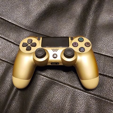 PS4 kontroller i gull