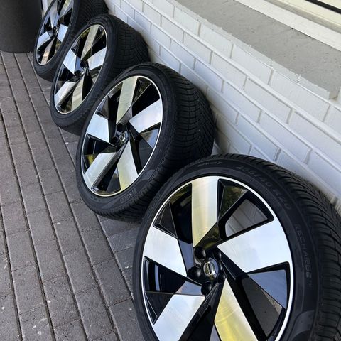 Volvo XC40/C40 - 20» 5 Spoke Black Diamond Cut med sommerdekk