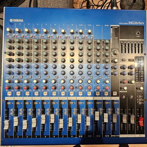 Yamaha analog mixer MG16/6fx med 2 Alto aktive høyttalere m/stativer