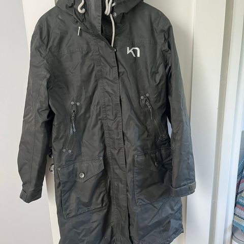 Flott parkas fra Kari Traa med utakbar innerjakke (XL)