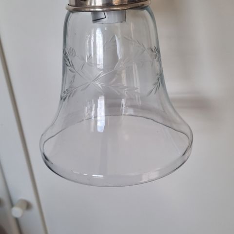 Nydelig liten taklampe i glass. Ny og ubrukt!